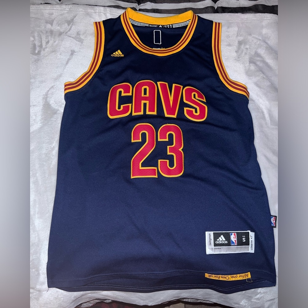 Like NEW. Beautiful CAVS JAMES Jersey.